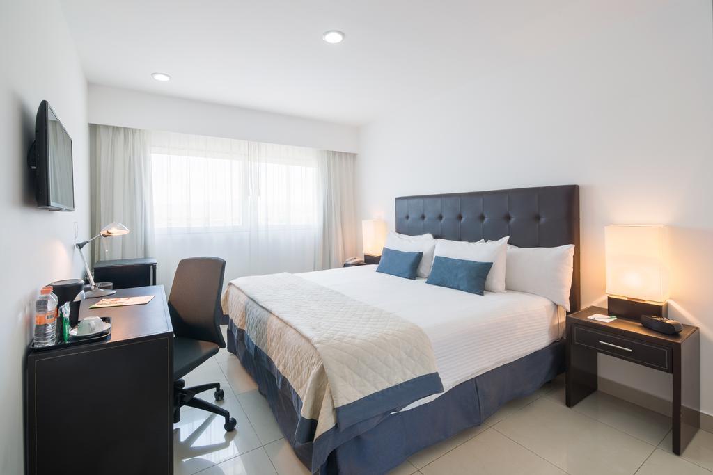 Wyndham Garden Hotel Celaya เคลาญา ภายนอก รูปภาพ