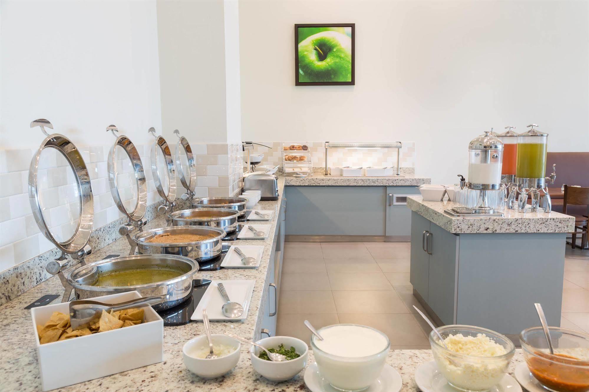 Wyndham Garden Hotel Celaya เคลาญา ภายนอก รูปภาพ
