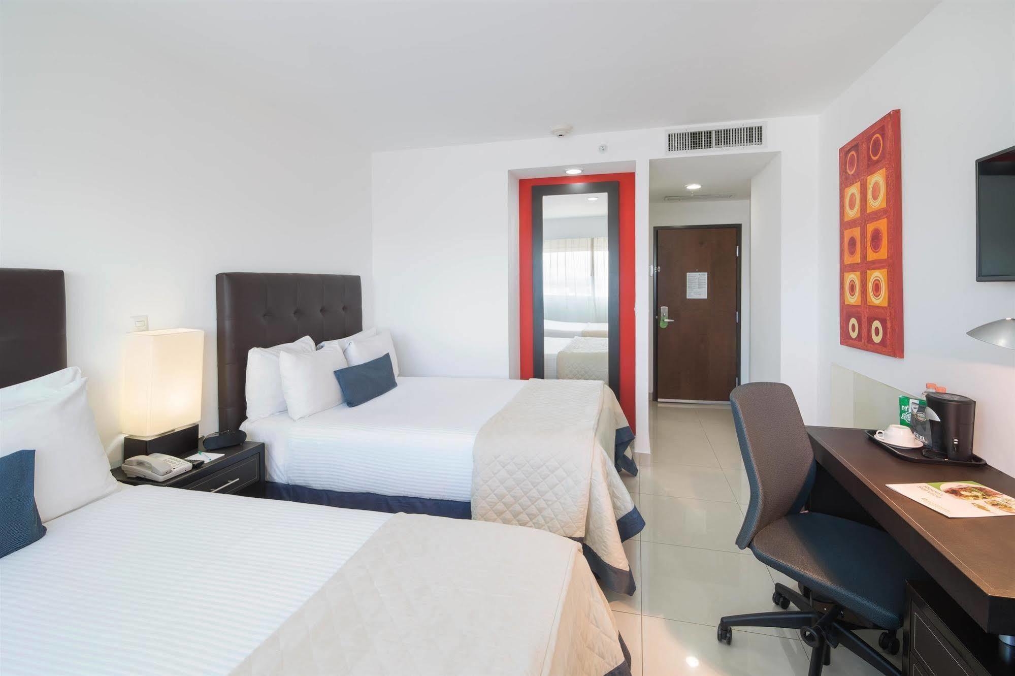 Wyndham Garden Hotel Celaya เคลาญา ภายนอก รูปภาพ