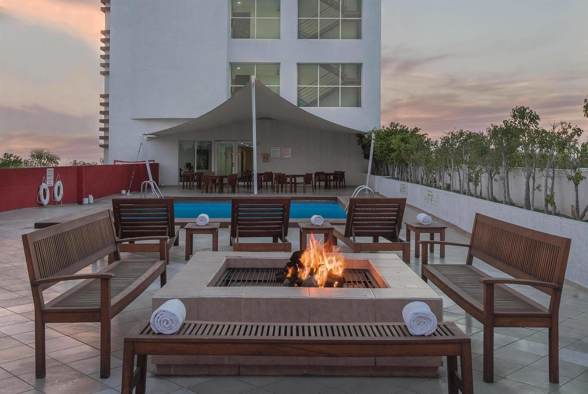 Wyndham Garden Hotel Celaya เคลาญา ภายนอก รูปภาพ