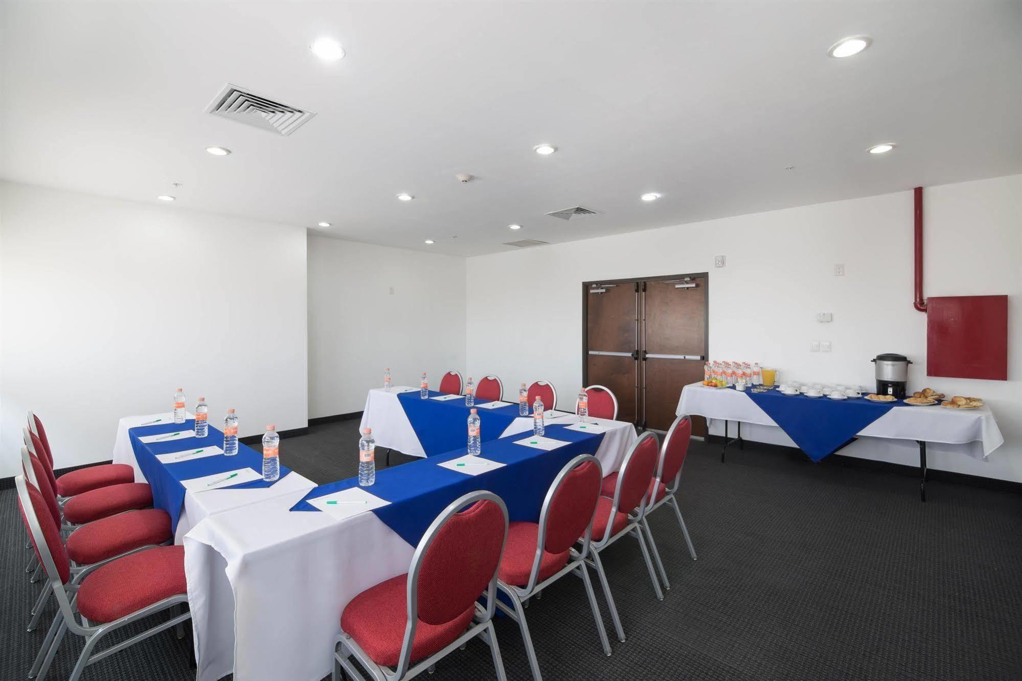 Wyndham Garden Hotel Celaya เคลาญา ภายนอก รูปภาพ