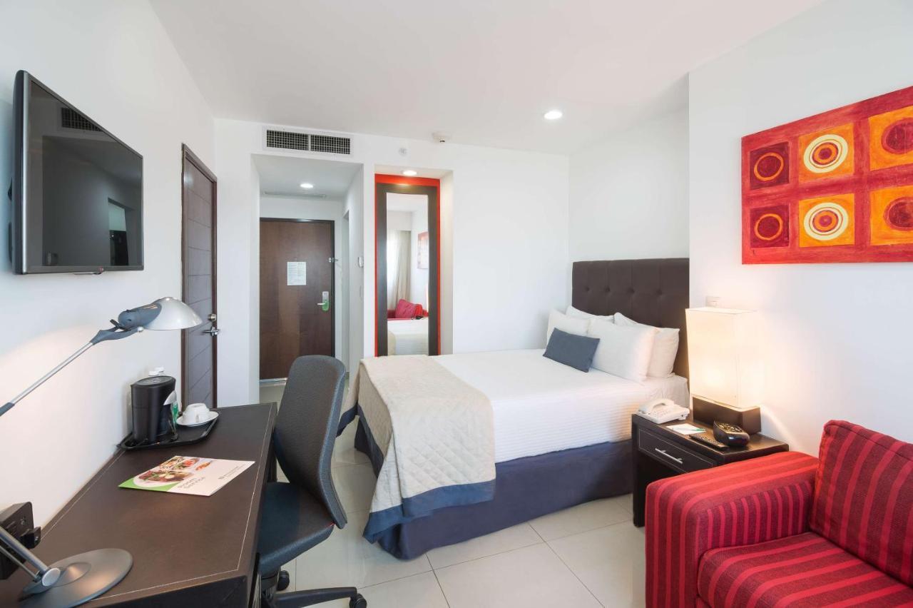 Wyndham Garden Hotel Celaya เคลาญา ภายนอก รูปภาพ