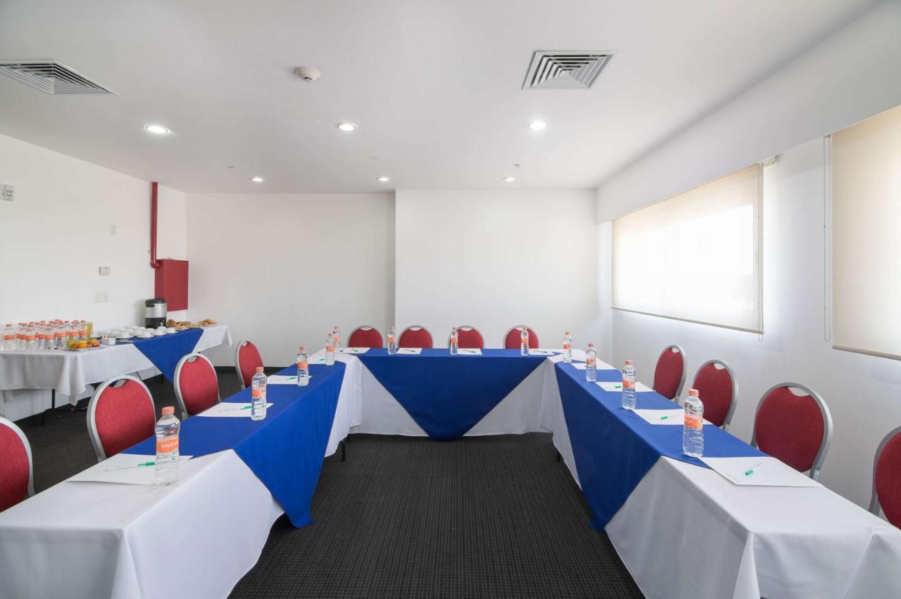 Wyndham Garden Hotel Celaya เคลาญา ภายนอก รูปภาพ