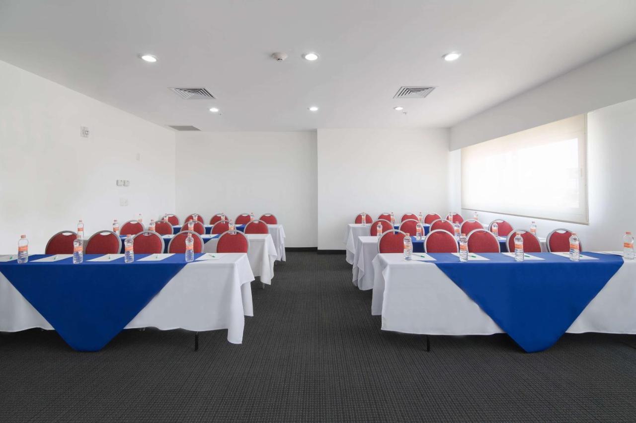 Wyndham Garden Hotel Celaya เคลาญา ภายนอก รูปภาพ